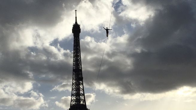 El equilibrista Nathan Paulin surcando los cielos de París.&nbsp;