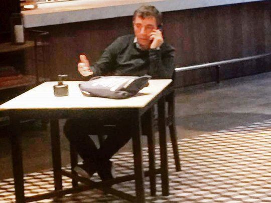 Café. Fabián “Pepín” Rodríguez Simón en un café en Montevideo, donde dijo que pedirá refugio por ser “perseguido”.