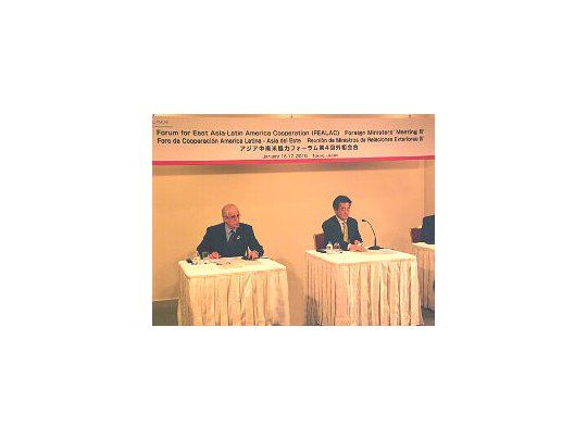 El canciller argentino, Jorge Taiana, y el primer ministro de Japón, Yukio Hatoyama.