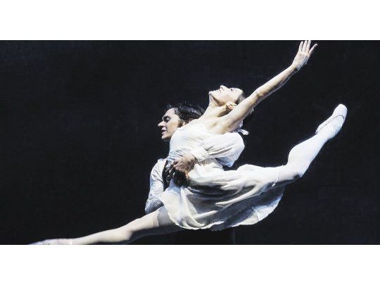 DEBUT. Marianela Núñez, por primera vez protagonista en el Colón, y Alejandro Parente.