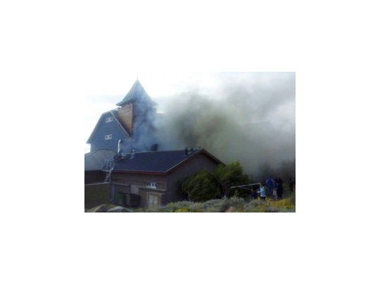 El fuego se inició en el sector por donde ingresan los empleados del hotel.