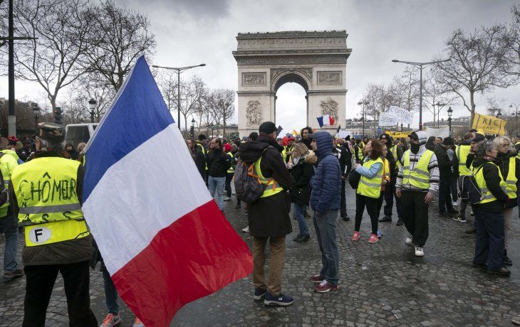 el regreso de los chalecos amarillos franceses a las calles dejo casi 200 detenidos