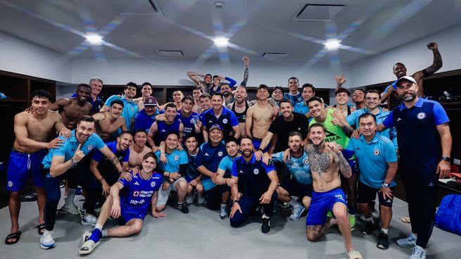 El plaltel de Cruz Azul festeja el triunfo ante Monterrey que le valió quedarse en la punta de la Tabla General del Clausura 2026 tras disputase en forma completa la Jornada 8.