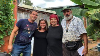 Dina Braja y Haim Mizrahi junto a una pareja de turistas.