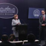 De esta forma, luego de establecer contactos con 16 mandatarios provinciales, “El Colo” Santilli se prepara para recibir el próximo jueves a Jorge Macri, quien retomó el reclamo por la deuda de $274.000 millones que la Nación mantiene con la ciudad de Buenos Aires en materia de coparticipación. Lo hará escoltado por el jefe de Gabinete, Manuel Adorni, quien estila participar de las reuniones que tienen lugar en Casa Rosada. De esta forma, luego de establecer contactos con 16 mandatarios provinciales, “El Colo” Santilli se prepara para recibir el próximo jueves a Jorge Macri, quien retomó el reclamo por la deuda de $274.000 millones que la Nación mantiene con la ciudad de Buenos Aires en materia de coparticipación. Lo hará escoltado por el jefe de Gabinete, Manuel Adorni, quien estila participar de las reuniones que tienen lugar en Casa Rosada.