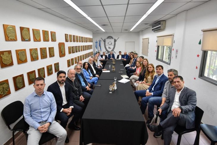 Mesa ampliada: además de los gobernadores de UP, también participaron diputados y senadores nacionales. Mesa ampliada: además de los gobernadores de UP, también participaron diputados y senadores nacionales.