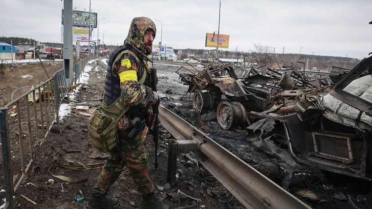 Un soldado ucraniano mira la destrucción en Kiev tras un ataque ruso.