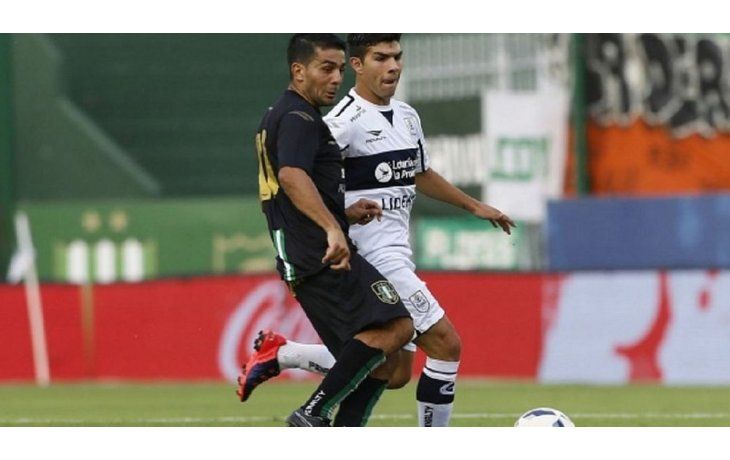 Perdomo marca a Erviti, en el duelo de Gimnasia frente a Banfield.