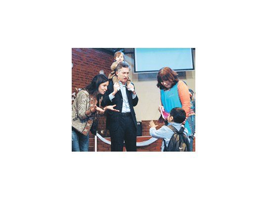 Mauricio Macri llevó ayer a su hija Antonia a una visita que realizó junto con la ministra Carolina Stanley a un Centro de Primera Infancia en el barrio porteño de Villa Soldati.