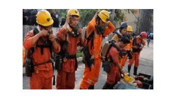 Los rescatistas trabajan para salvar a las 17 personas atrapadas.