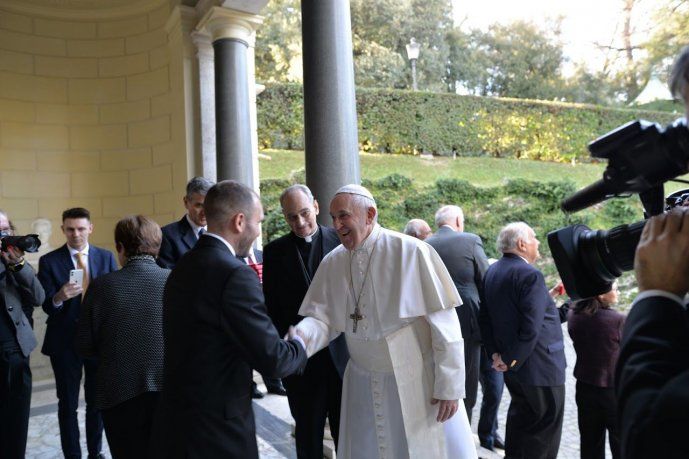 El Papa Francisco saludando al ministro de Economía, Martín Guzmán.