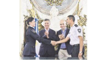 Mauricio Macri y Rodríguez Larreta, ayer al firmar el convenio de traspaso de la Policía Federal que se desempeña en el área Metropolitana a la órbita de la Ciudad de Buenos Aires.