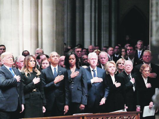 todos juntos. Las palabras de despedida de George W. Bush a su padre fueron seguidas ayer por todos los expresidentes vivos de Estados Unidos en la Catedral Nacional de Washington.