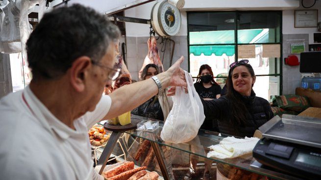 Al momento de hacer un relevamiento de precios en mostrador, la gente se encuentra con los siguientes precios:&nbsp;asado $6.499, vacío $7.699, matambre $6.999 y chorizos por $5.999.&nbsp;