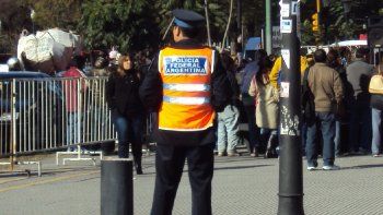 confirman una condena a policia por pedir coimas a un trapito en la bombonera