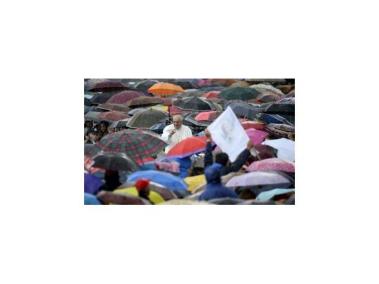 El Papa habló bajo la lluvia ante 100 mil personas.