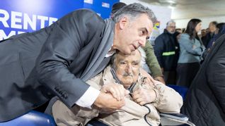 Yamandú Orsi busca hacer de la autenticidad un valor político, un legado que en Uruguay inició José Mujica. Yamandú Orsi busca hacer de la autenticidad un valor político, un legado que en Uruguay inició José Mujica.