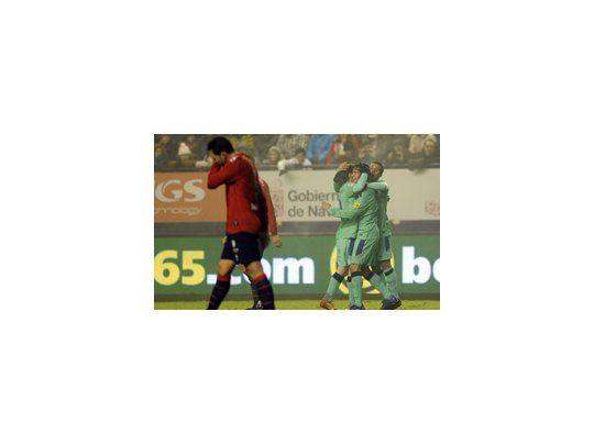 En el fondo, los jugadores del Barcelona festejan el segundo gol, mientras los de Osasuna se lamentan.