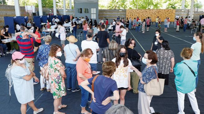 ENTUSIASMO. En un domingo de sol y alta temperatura, la participación ciudadana fue alta en las elecciones chilenas de ayer. Votantes de todos los Sectores intuyeron el carácter crucial de estos comicios.