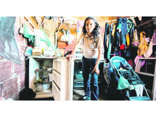 lucha. Rebeca León, de 18 años, se reparte entre la escuela y buscar comida en la basura para salvar de la desnutrición a su bebé y a su madre.