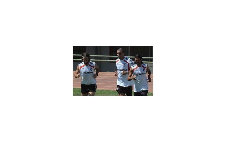 Trezeguet trota junto a Cavenaghi y Domínguez.