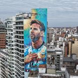 Con 70 metros de altura y 534 m2 de superficie, la obra De otra galaxia y de mi ciudad incorporó las tres estrellas de la Selección y la inscripción Gracias, como homenaje al capitán campeón del mundo