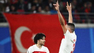 Gesto y afuera. Demiral celebró y la UEFA lo suspendió.&nbsp;
