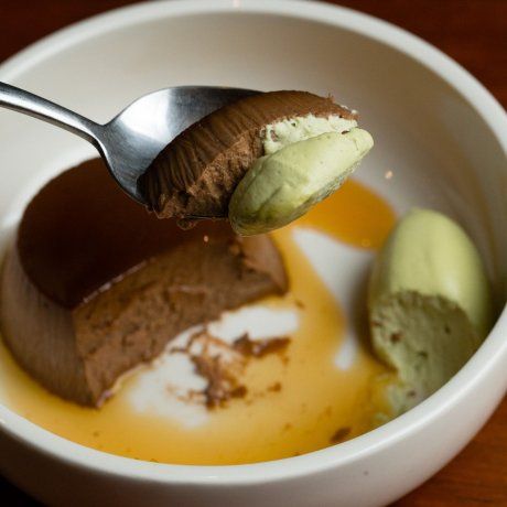 Se sirve con crema de matcha, lo que le da el toque distintivo de la cocina asiática y, a su vez, aporta equilibrio y un sabor umami al postre. Se sirve con crema de matcha, lo que le da el toque distintivo de la cocina asiática y, a su vez, aporta equilibrio y un sabor umami al postre.