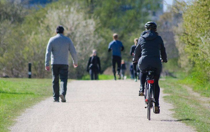 Caminar o moverse en bicicleta todos los días ayuda a bajar de peso.