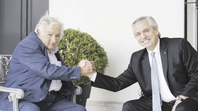 encuentro. Alberto Fernández y José “Pepe” Mujica hablaron sobre los desafíos de la región, el martes, en la previa de la bilateral que mantendrá con el actual presidente de Uruguay, Luis Lacalle Pou, a fin de mes.