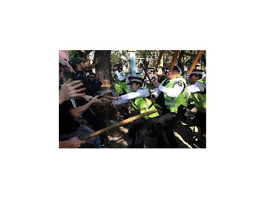 Por el violento desalojo con represión en el Hospital Borda resultaron heridss 50 personas y ocho detenidos.