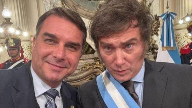 Javier Milei recibirá en Buenos Aires al senador brasileño Flávio Bolsonaro.