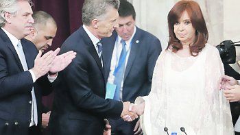 rechazo. Mauricio Macri le da la mano a Cristina de Kirchner cuando se dispone a salir del recinto de Diputados. La mirada gélida de la vicepresidenta fue tema central ayer de toda la política.&nbsp;