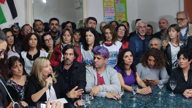 Myriam Bregman hablando durante la conferencia de prensa contra la represión de la manifestación contra la Ley Bases.