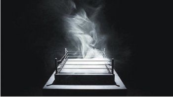ámbito.com | El artista Mioon expone, entre otras obras, un  hipnótico ring en miniatura, del que surge un humo que propone formas cambiantes.