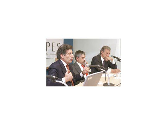Chacho Alvarez, junto a los académicos Jaime Campos y Andrés López, presentó el libro El desarrollo económico de la Argentina en el mediano y largo plazo: hacia la construcción de consensos ante concurrido público en la sede de la Universidad de Bologna en la Capital Federal.
