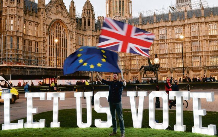 vigilia. Un manifestante opositor al brexit se acercó al Parlamento con una bandera británica y otra europea.