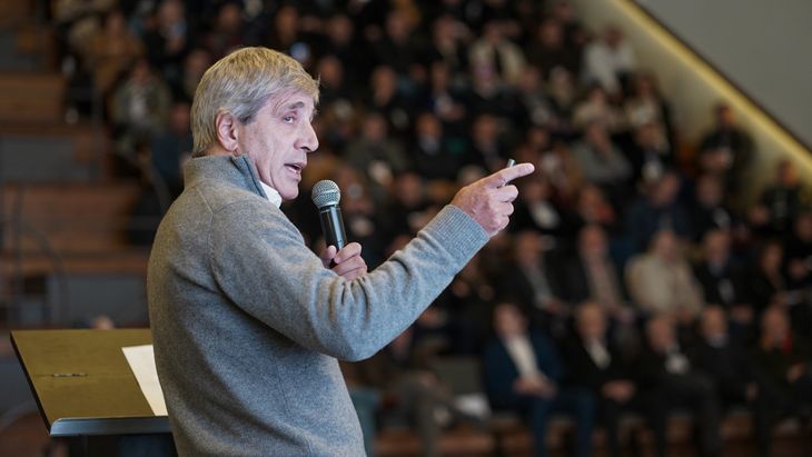 Ante desarrolladores, constructores y empresarios de la vivienda, Luis Caputo sostuvo que el crédito será una pieza clave para impulsar la economía y propuso crear fondos hipotecarios con participación de bancos, mercado de capitales y organismos multilaterales Ante desarrolladores, constructores y empresarios de la vivienda, Luis Caputo sostuvo que el crédito será una pieza clave para impulsar la economía y propuso crear fondos hipotecarios con participación de bancos, mercado de capitales y organismos multilaterales
