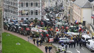 Productores de la Coordinación Rural se movilizaron con tractores en París y otras ciudades para rechazar el acuerdo Mercosur-UE. Productores de la Coordinación Rural se movilizaron con tractores en París y otras ciudades para rechazar el acuerdo Mercosur-UE.