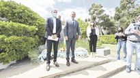 Contexto local. Mariano Arcioni participó ayer en Comodoro Rivadavia del acto por el Día del Petróleo. Estuvo con su vice, Ricardo Sastre, y con el intendente local, Juan Pablo Luque.