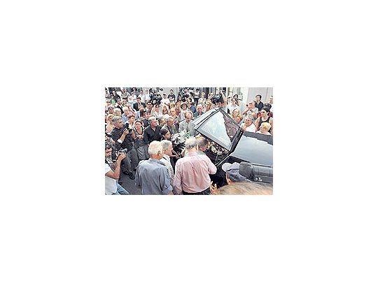 Una imagen de la multitud que acompañó ayer el sepelio en Chacarita de Alicia Bruzzo, confirmandola popularidad de la versátil actriz.