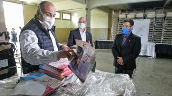 El gobernador Juan Manzur supervis&oacute; la distribuci&oacute;n de cuadernillos del Ministerio de Educaci&oacute;n en aquellas zonas de Tucum&aacute;n donde no existe conectividad.