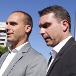 Flávio Bolsonaro, el hijo mayor del exmandatario brasileño, aterrizó este lunes en Washington para asegurar una audiencia con el presidente Donald Trump. Flávio Bolsonaro, el hijo mayor del exmandatario brasileño, aterrizó este lunes en Washington para asegurar una audiencia con el presidente Donald Trump.