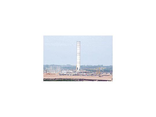Mañana el tribunal internacional de La Haya dará a conocer su decisión en la demanda queinició la Argentina contra el Uruguay por la construcción de dos plantas de celulosa contaminantesen Fray Bentos, sobre la frontera nacional. En la foto, la chimenea de la finlandesaBotnia.