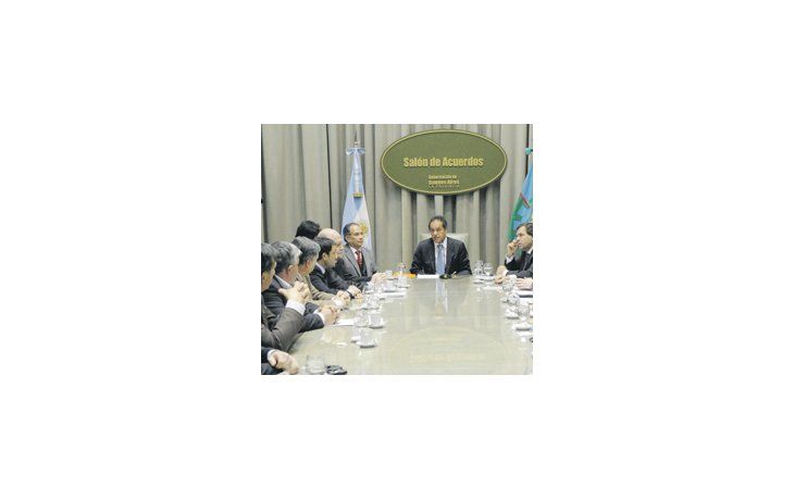El gobernador Daniel Scioli se reunió ayer con 17 intendentes bonaerenses para analizar cuestiones relacionadas con la seguridad en la Casa de Gobierno, en La Plata, tras el triunfo electoral en las elecciones primarias.