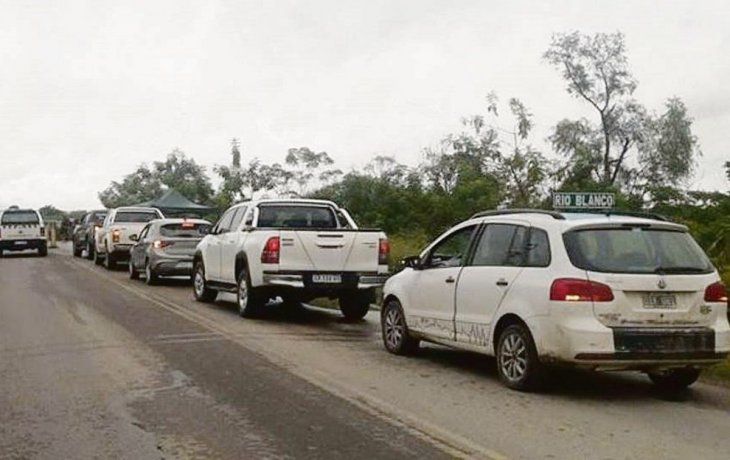 Complicación. Largas filas de vehículos aguardan en el cruce internacional, bloqueado por una protesta de bagayeros con apoyo de taxistas. 
