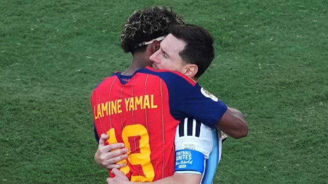 El abrazo de Lamine Yamal a Lionel Messi en medio de los festejos de España