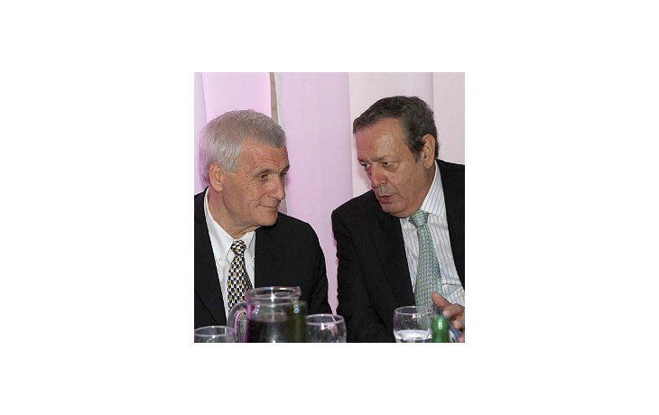 Antonio Caló y Osvaldo Rial conversan durante la cena organizada por la UIPBA en la localidad de Caseros.