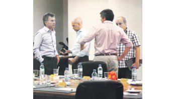 Mauricio Macri, Horacio Rodríguez Larreta, Hernán Lombardi y Marcos Peña, al salir ayer de una reunión de gabinete que se realizó en instalaciones del recinto de la Comuna 12, en el barrio de Saavedra.