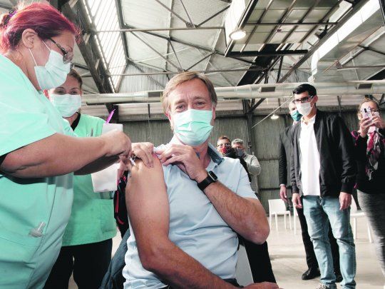 Vacunado. Suarez recibió la primera dosis de AstraZeneca.